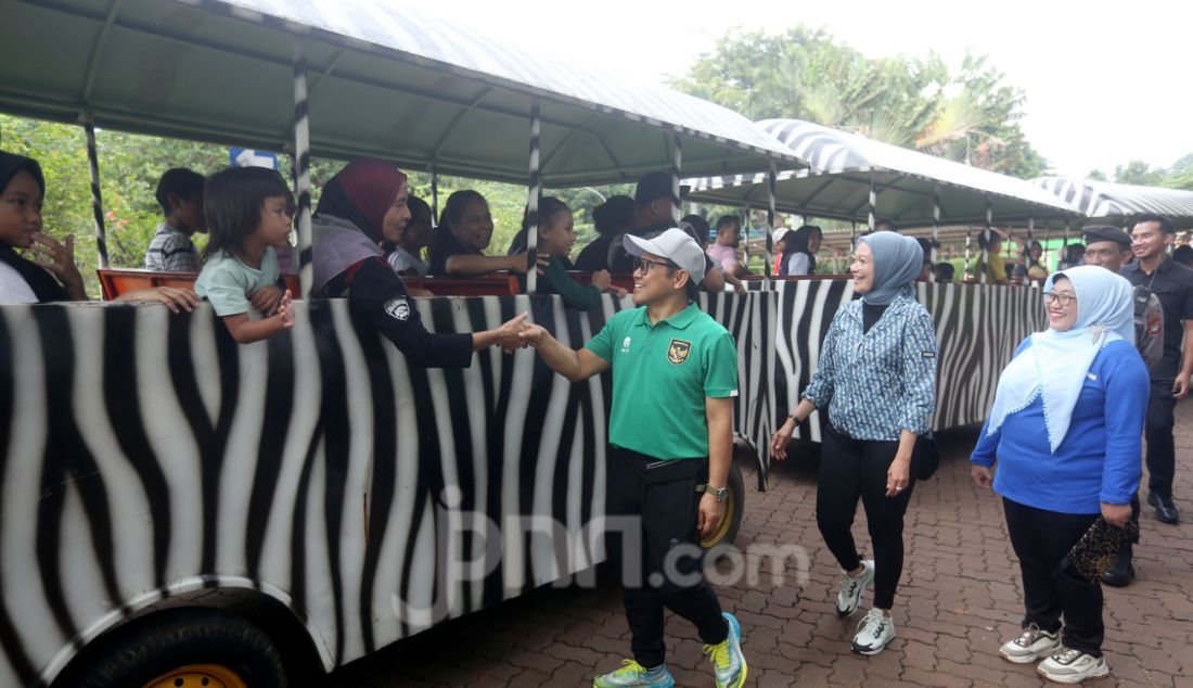 Menteri Koordinator (Menko) Bidang Pemberdayaan Masyarakat (PM) Muhaimin Iskandar saat melakukan kunjungan ke Taman Margasatwa Ragunan untuk mengecek kesiapan saat momen libur Natal di Ragunan, Jakarta, Rabu, (25/12). Dalam kesempatan tersebut, Cak Imim mendorong agar usaha mikro, kecil, dan menengah (UMKM) terus tumbuh di tempat pariwisata. Salah satunya di Taman Margasatwa Ragunan, Jakarta Selatan. - JPNN.com