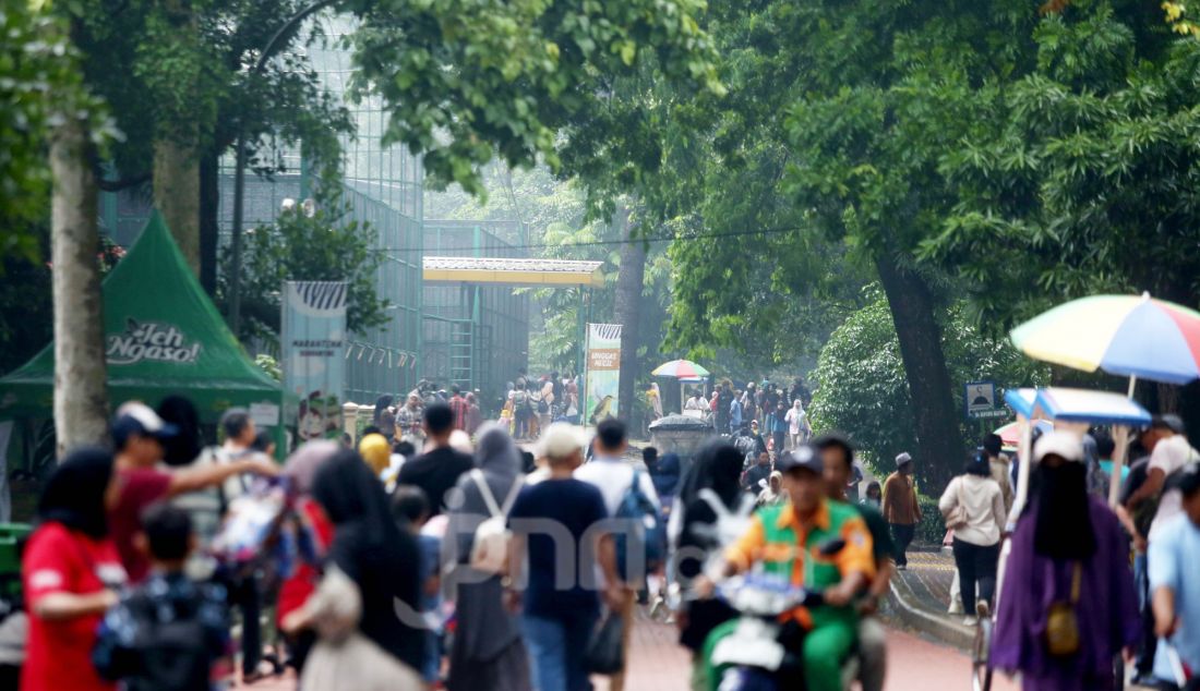 Pengunjung saat berada di Taman Margasatwa Ragunan, Jakarta, Kamis (26/12). Masyarakat memanfaatkan libur panjang Nataru untuk sekedar berkumpul atau rekreasi bersama keluarga. - JPNN.com