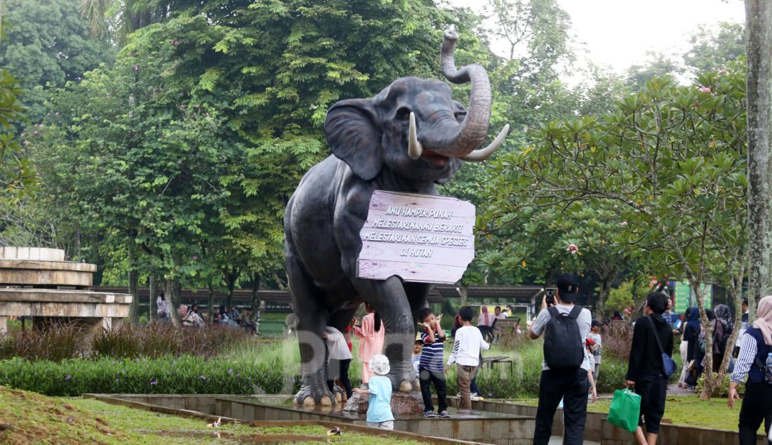 Pengunjung saat berada di Taman Margasatwa Ragunan, Jakarta, Kamis (26/12). Masyarakat memanfaatkan libur panjang Nataru untuk sekedar berkumpul atau rekreasi bersama keluarga. - JPNN.com