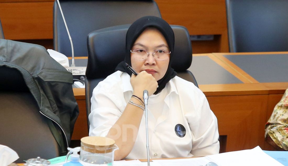 Anggota Komisi VIII DPR Sri Wulan mengikuti Rapat Dengar Pendapat (RDP) dengan Panitia Kerja (Panja) Komisi VIII di Gedung Nusantara II, Kompleks Parlemen Senayan, Jakarta, Kamis (2/1). Rapat membahas Komponen Biaya Haji 2025. - JPNN.com