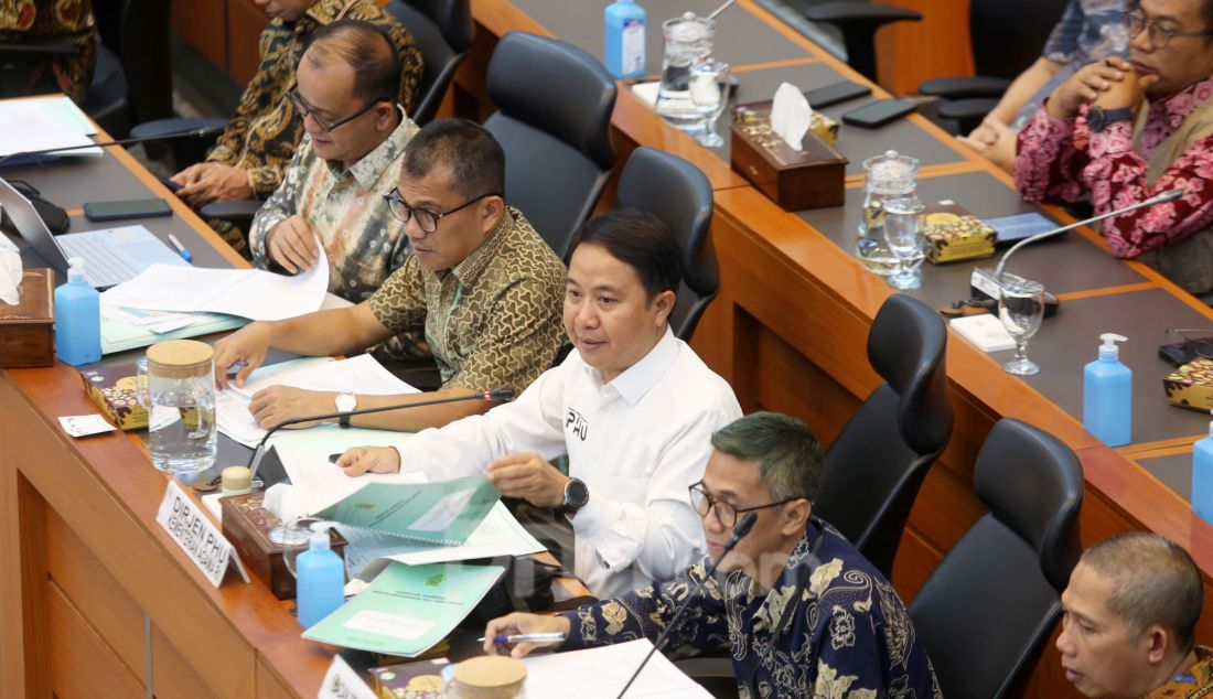 Dirjen Penyelenggaraan Haji dan Umrah Kementerian Agama Hilman Latief mengikuti Rapat Dengar Pendapat (RDP) dengan Panitia Kerja (Panja) Komisi VIII di Gedung Nusantara II, Kompleks Parlemen Senayan, Jakarta, Kamis (2/1). Rapat membahas Komponen Biaya Haji 2025. - JPNN.com