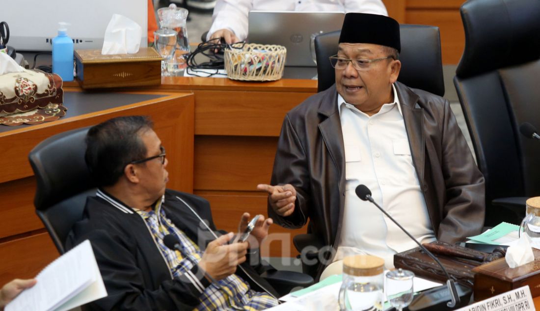 Wakil ketua Komisi VIII DPR Abdul Wachid memimpin Rapat Dengar Pendapat (RDP) dengan Panitia Kerja (Panja) Komisi VIII di Gedung Nusantara II, Kompleks Parlemen Senayan, Jakarta, Kamis (2/1). Rapat membahas Komponen Biaya Haji 2025. - JPNN.com