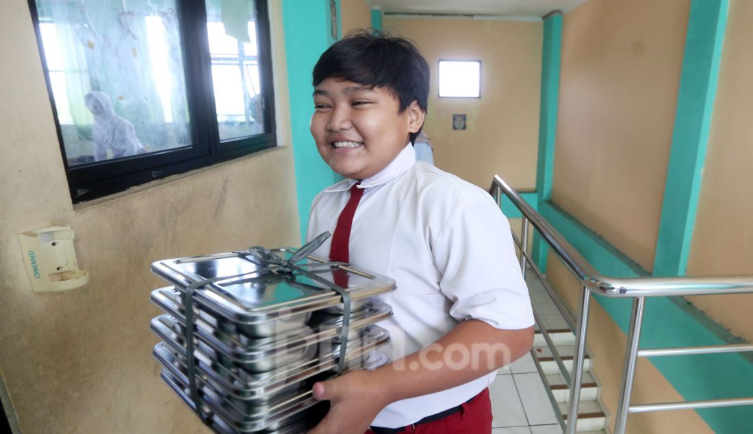 Siswa menikmati makan bergizi gratis (MBM) di SDN Lengkong Wetan 01, Tangerang Selatan, Banten, Senin (6/1). Hari ini program Makan Bergizi Gratis (MBG) yang menjadi program andalan Presiden Prabowo Subianto dimulai perdana pada di 26 provinsi di Indonesia. - JPNN.com