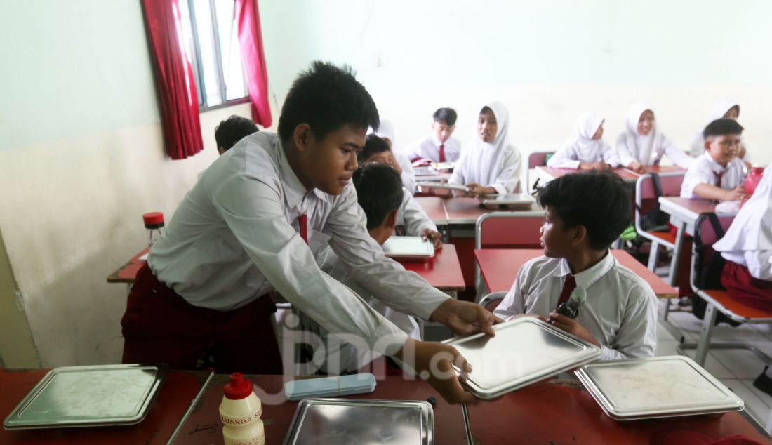 Siswa menikmati makan bergizi gratis (MBM) di SDN Lengkong Wetan 01, Tangerang Selatan, Banten, Senin (6/1). Hari ini program Makan Bergizi Gratis (MBG) yang menjadi program andalan Presiden Prabowo Subianto dimulai perdana pada di 26 provinsi di Indonesia. - JPNN.com