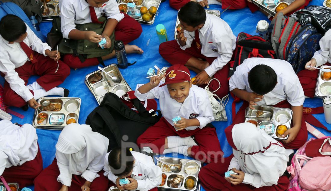 Siswa menikmati makan bergizi gratis (MBM) di SDN Lengkong Wetan 01, Tangerang Selatan, Banten, Senin (6/1). Hari ini program Makan Bergizi Gratis (MBG) yang menjadi program andalan Presiden Prabowo Subianto dimulai perdana pada di 26 provinsi di Indonesia. - JPNN.com