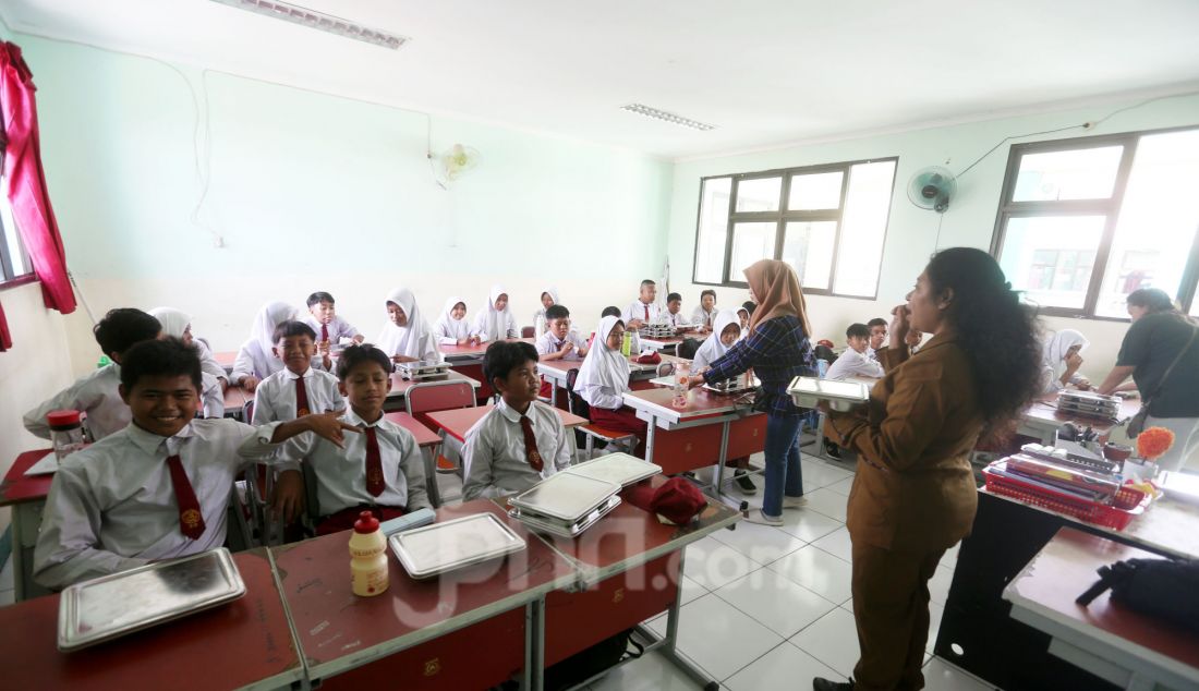 Siswa menikmati makan bergizi gratis (MBM) di SDN Lengkong Wetan 01, Tangerang Selatan, Banten, Senin (6/1). Hari ini program Makan Bergizi Gratis (MBG) yang menjadi program andalan Presiden Prabowo Subianto dimulai perdana pada di 26 provinsi di Indonesia. - JPNN.com