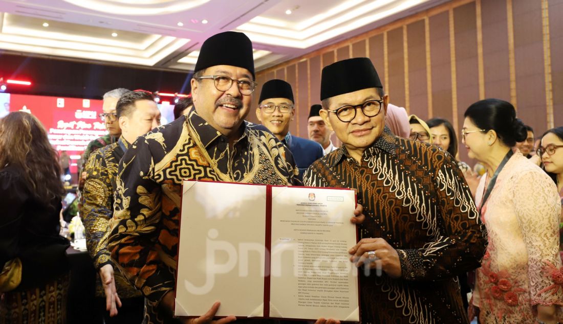 Gubernur dan Wakil Gubernur terpilih DKI Jakarta Pramono Anung dan Rano Karno mengikuti pada Rapat Pleno Terbuka Penetapan Pasangan Calon Terpilih Pemilihan Gubernur dan Wakil Gubernur DKI Jakarta Tahun 2024, Jakarta, Kamis (9/1). Komisi Pemilihan Umum (KPU) DKI Jakarta menetapkan pasangan Pramono Anung-Rano Karno sebagai Gubernur dan Wakil Gubernur terpilih DKI Jakarta dengan memperoleh 2.183.239 suara atau 50,07 persen dari total suara sah. - JPNN.com