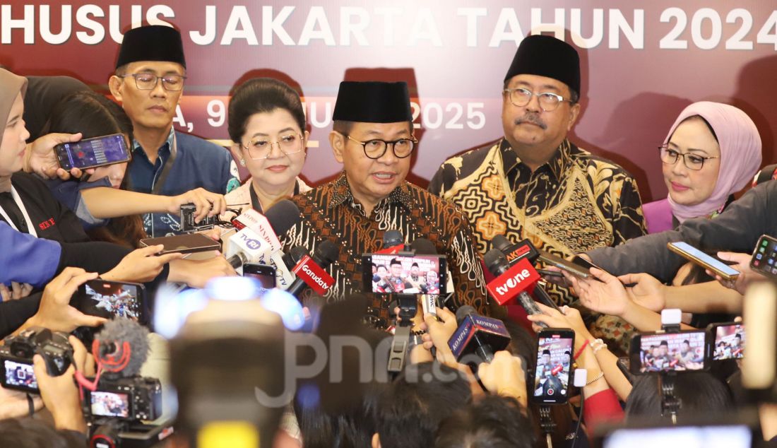 Gubernur dan Wakil Gubernur terpilih DKI Jakarta Pramono Anung dan Rano Karno mengikuti pada Rapat Pleno Terbuka Penetapan Pasangan Calon Terpilih Pemilihan Gubernur dan Wakil Gubernur DKI Jakarta Tahun 2024, Jakarta, Kamis (9/1). Komisi Pemilihan Umum (KPU) DKI Jakarta menetapkan pasangan Pramono Anung-Rano Karno sebagai Gubernur dan Wakil Gubernur terpilih DKI Jakarta dengan memperoleh 2.183.239 suara atau 50,07 persen dari total suara sah. - JPNN.com