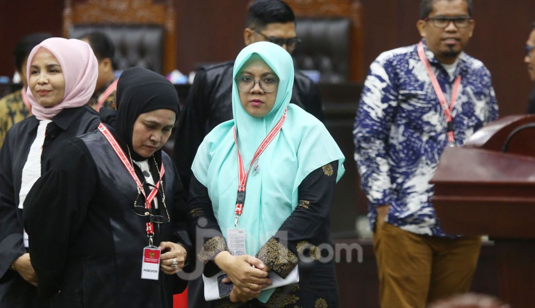 Pihak terkait calon Bupati Siak Provinsi Riau Afni Z saat menghadiri sidang sengketa Pilkada 2024 di Gedung MK, Jakarta, Kamis (9/1). Calon Bupati Siak Afni mengalahkan dua Paslon lain. - JPNN.com