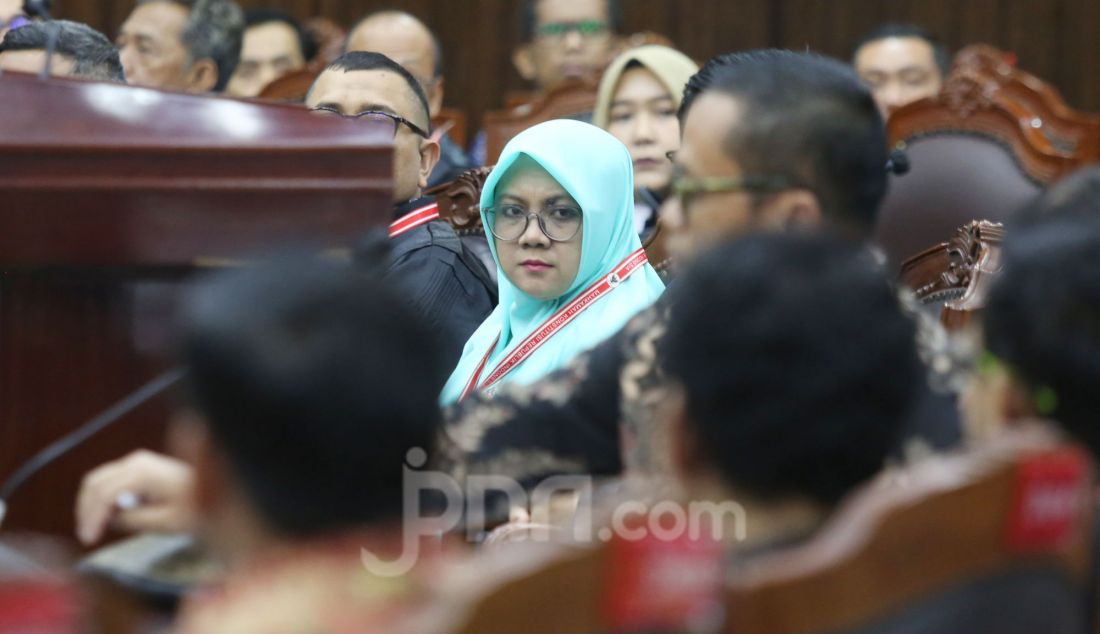 Pihak terkait calon Bupati Siak Provinsi Riau Afni Z saat menghadiri sidang sengketa Pilkada 2024 di Gedung MK, Jakarta, Kamis (9/1). Calon Bupati Siak Afni mengalahkan dua Paslon lain. - JPNN.com