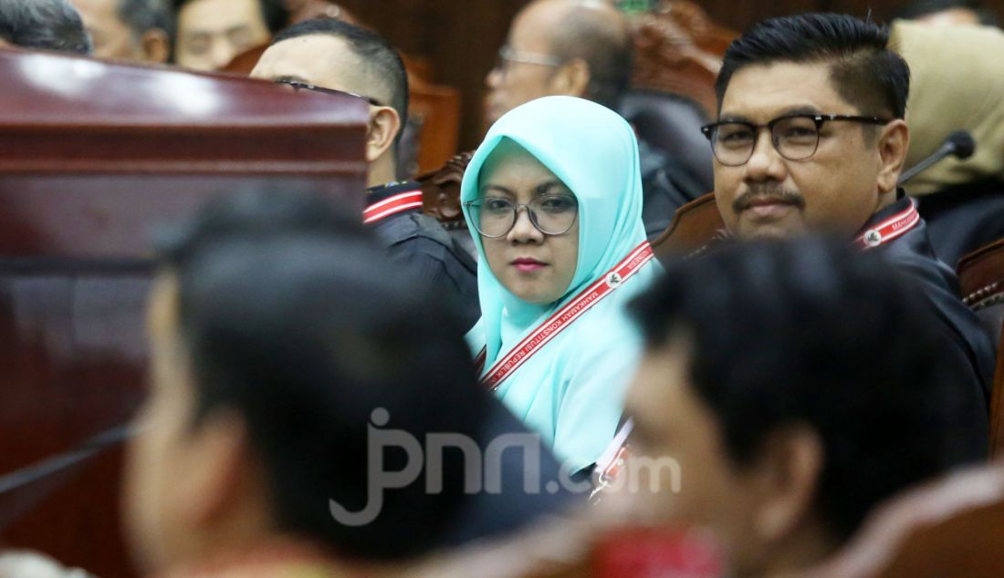 Pihak terkait calon Bupati Siak Provinsi Riau Afni Z saat menghadiri sidang sengketa Pilkada 2024 di Gedung MK, Jakarta, Kamis (9/1). Calon Bupati Siak Afni mengalahkan dua Paslon lain. - JPNN.com