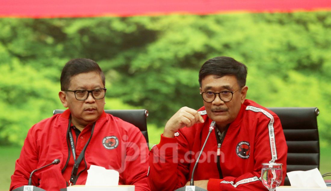 Sekjen PDIP Hasto Kristiyanto bersama Ketua DPP Bidang Ideologi dan Kaderisasi Djarot Saiful Hidayat memberikan keterangan pers jelang HUT ke-52 PDIP di kantor DPP PDIP, Jakarta, Kamis (9/1). PDI Perjuangan akan menggelar peringatan HUT ke-52 di sekolah partai, Lenteng Agung, Jakarta, pada Jumat (10/1), dengan mengusung tema Satyam Eva Jayate dan sub tema Api Perjuangan Nan Tak Kunjung Padam. - JPNN.com