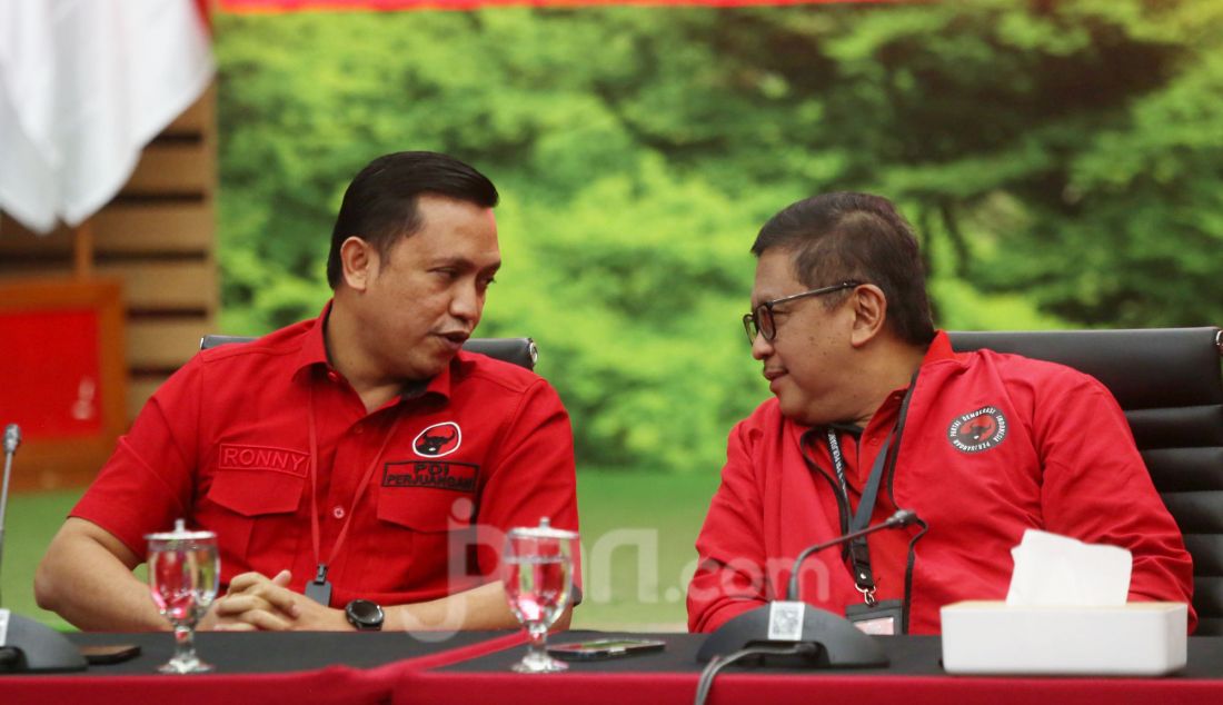 Sekjen PDIP Hasto Kristiyanto bersama Ketua DPP Bidang Reformasi Sistem Hukum Nasional Ronny Talapessy memberikan keterangan pers jelang HUT ke-52 PDIP di kantor DPP PDIP, Jakarta, Kamis (9/1). PDI Perjuangan akan menggelar peringatan HUT ke-52 di sekolah partai, Lenteng Agung, Jakarta, pada Jumat (10/1), dengan mengusung tema Satyam Eva Jayate dan sub tema Api Perjuangan Nan Tak Kunjung Padam. - JPNN.com