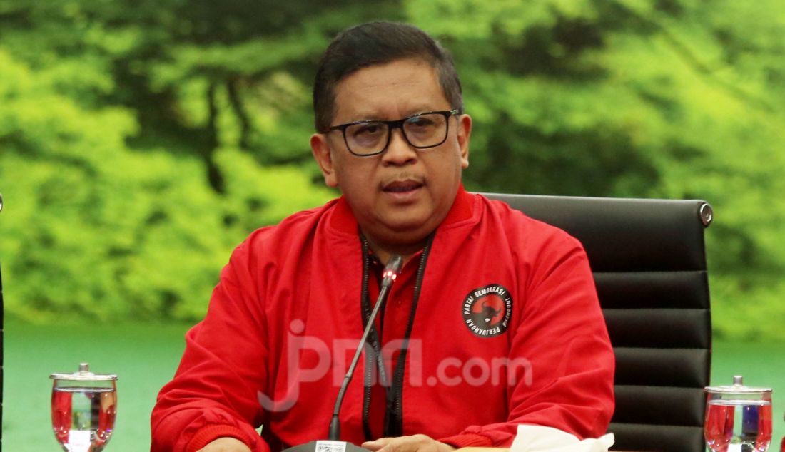 Sekjen PDIP Hasto Kristiyanto memberikan keterangan pers jelang HUT ke-52 PDIP di kantor DPP PDIP, Jakarta, Kamis (9/1). PDI Perjuangan akan menggelar peringatan HUT ke-52 di sekolah partai, Lenteng Agung, Jakarta, pada Jumat (10/1), dengan mengusung tema Satyam Eva Jayate dan sub tema Api Perjuangan Nan Tak Kunjung Padam. - JPNN.com