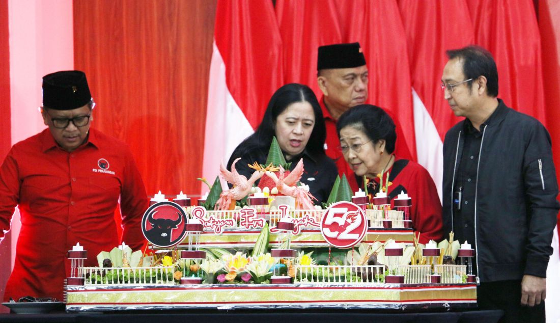 Ketua Umum PDI Perjuangan Megawati Soekarnoputri didampingi Pengurus DPP PDIP memotong kue ulang tahun saat acara peringatan HUT ke-52 PDIP di Sekolah Partai PDIP, Lenteng Agung, Jakarta, Jumat (10/1). HUT ke-52 PDIP mengambil tema 'Satyam Eva Jayate' dengan subtema 'Api Perjuangan nan Tak Kunjung Padam' dengan agenda utama pidato politik dari Ketua Umum PDIP Megawati Soekarnoputri. - JPNN.com