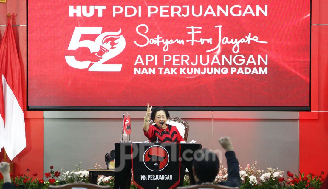 Ketua Umum PDI Perjuangan Megawati Soekarnoputri saat acara peringatan HUT ke-52 PDIP di Sekolah Partai PDIP, Lenteng Agung, Jakarta, Jumat (10/1/2025). HUT ke-52 PDIP mengambil tema 'Satyam Eva Jayate' dengan subtema 'Api Perjuangan nan Tak Kunjung Padam' dengan agenda utama pidato politik dari Ketua Umum PDIP Megawati Soekarnoputri. - JPNN.com