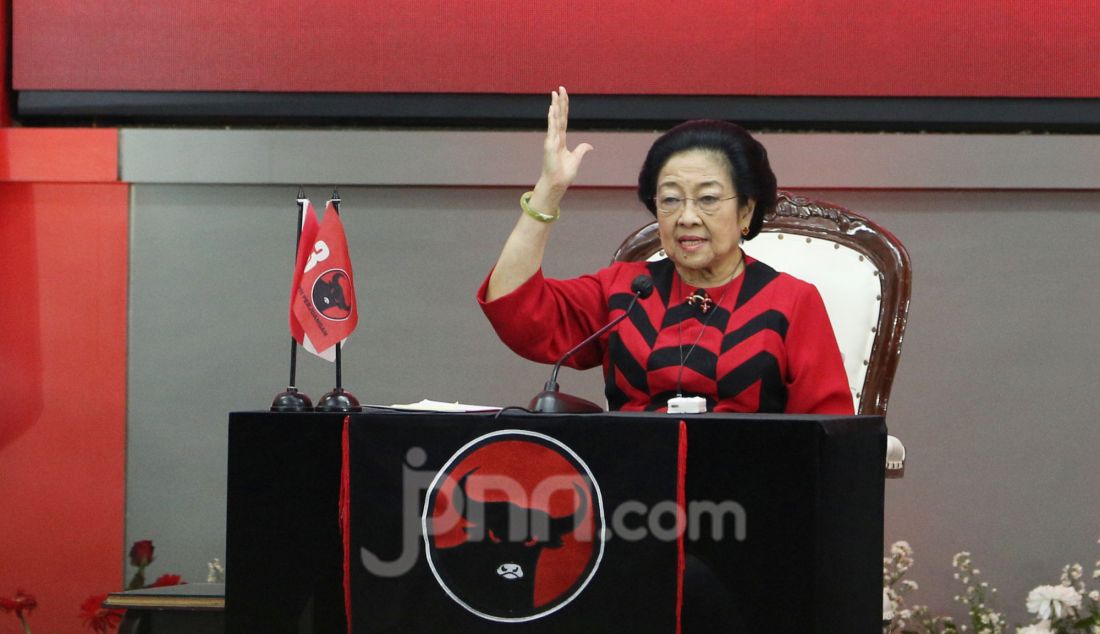 Ketua Umum PDI Perjuangan Megawati Soekarnoputri saat acara peringatan HUT ke-52 PDIP di Sekolah Partai PDIP, Lenteng Agung, Jakarta, Jumat (10/1/2025). HUT ke-52 PDIP mengambil tema 'Satyam Eva Jayate' dengan subtema 'Api Perjuangan nan Tak Kunjung Padam' dengan agenda utama pidato politik dari Ketua Umum PDIP Megawati Soekarnoputri. - JPNN.com