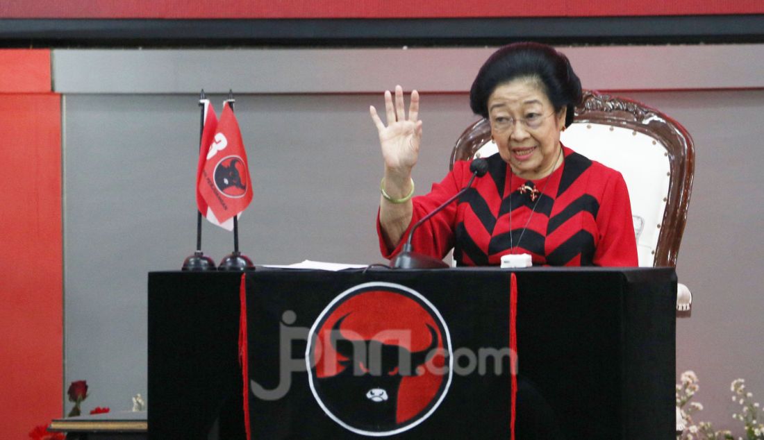 Ketua Umum PDI Perjuangan Megawati Soekarnoputri saat acara peringatan HUT ke-52 PDIP di Sekolah Partai PDIP, Lenteng Agung, Jakarta, Jumat (10/1/2025). HUT ke-52 PDIP mengambil tema 'Satyam Eva Jayate' dengan subtema 'Api Perjuangan nan Tak Kunjung Padam' dengan agenda utama pidato politik dari Ketua Umum PDIP Megawati Soekarnoputri. - JPNN.com