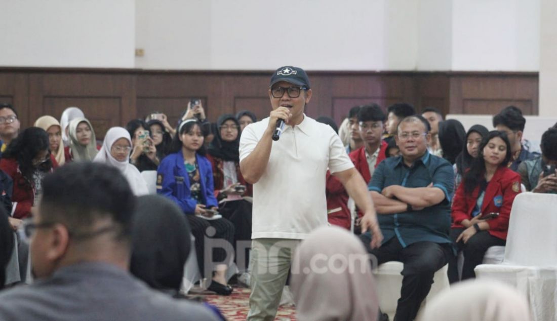 Menko Pemberdayaan Masyarakat Muhaimin Iskandar (tengah) berbicara dalam acara Belfos 4.0 di Gedung Konvensi TMPN Utama Kalibata, Jakarta, Sabtu (11/1). Kegiatan yang diselenggarakan Forum OSIS DKI Jakarta tersebut mengangkat tema Revolutionary Leadership Towards Globalization. - JPNN.com