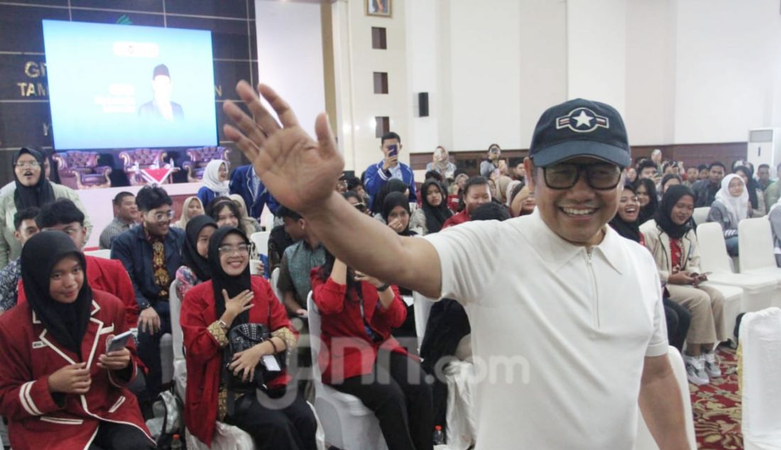 Menko Pemberdayaan Masyarakat Muhaimin Iskandar (tengah) berbicara dalam acara Belfos 4.0 di Gedung Konvensi TMPN Utama Kalibata, Jakarta, Sabtu (11/1). Kegiatan yang diselenggarakan Forum OSIS DKI Jakarta tersebut mengangkat tema Revolutionary Leadership Towards Globalization. - JPNN.com