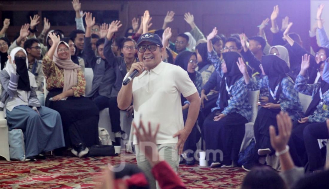 Menko Pemberdayaan Masyarakat Muhaimin Iskandar (tengah) berbicara dalam acara Belfos 4.0 di Gedung Konvensi TMPN Utama Kalibata, Jakarta, Sabtu (11/1). Kegiatan yang diselenggarakan Forum OSIS DKI Jakarta tersebut mengangkat tema Revolutionary Leadership Towards Globalization. - JPNN.com