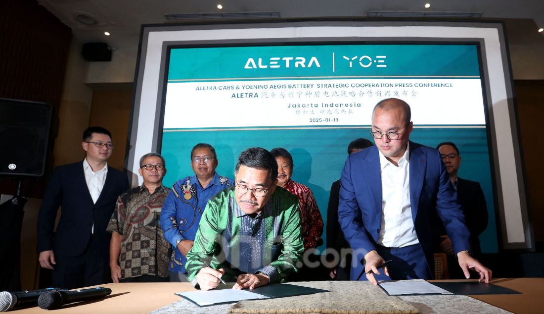 CEO ALETRA Andre Djojana dan Vice President of Zhejiang YOENING Technology Group dan Executive Vice President of Jiangsu YOENING New Energy Co Xu Shuoyi saat penandatangan kerja sama dengan Zhejiang YOENING Technology, Jakarta, Senin (13/1). Kerja sama ini akan mencakup proses alih teknologi serta penyediaan material khususnya untuk pemenuhan kebutuhan Short Blade Bulletproof Battery pada produk ALETRA. Teknologi Short Blade Bulletproof Battery berkapasitas 64,7 kWh menjadi salah satu daya tarik utama bagi varian ALETRA L8S EV dengan kepadatan energi sebesar 192 Wh/KG, baterai menjadi lebih ringan namun tetap dapat menampung kapasitas besar dengan pengisian daya yang lebih cepat. Baterai tersebut dapat mencapai 3.500 kali siklus pemakaian, yang setara dengan pengisian daya dan berkendara sejauh 1 juta Km dengan dampak minimal pada kemampuan baterai. Berdasarkan rata-rata pengemudi yang berkendara sejauh 20.000 kilometer setahun, teknologi Short Blade Bulletproof Battery dapat beroperasi hingga 50 tahun, sehingga secara signifikan memperpanjang usia pakai baterai, meningkatkan nilai sisa EV bekas, dan mengurangi emisi karbon lebih dari 80.000 ton setahun. - JPNN.com