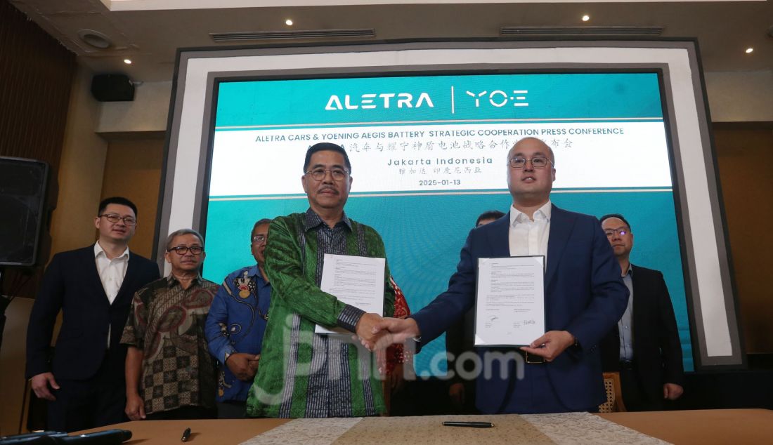 CEO ALETRA Andre Djojana dan Vice President of Zhejiang YOENING Technology Group dan Executive Vice President of Jiangsu YOENING New Energy Co Xu Shuoyi saat penandatangan kerja sama dengan Zhejiang YOENING Technology, Jakarta, Senin (13/1). Kerja sama ini akan mencakup proses alih teknologi serta penyediaan material khususnya untuk pemenuhan kebutuhan Short Blade Bulletproof Battery pada produk ALETRA. Teknologi Short Blade Bulletproof Battery berkapasitas 64,7 kWh menjadi salah satu daya tarik utama bagi varian ALETRA L8S EV dengan kepadatan energi sebesar 192 Wh/KG, baterai menjadi lebih ringan namun tetap dapat menampung kapasitas besar dengan pengisian daya yang lebih cepat. Baterai tersebut dapat mencapai 3.500 kali siklus pemakaian, yang setara dengan pengisian daya dan berkendara sejauh 1 juta Km dengan dampak minimal pada kemampuan baterai. Berdasarkan rata-rata pengemudi yang berkendara sejauh 20.000 kilometer setahun, teknologi Short Blade Bulletproof Battery dapat beroperasi hingga 50 tahun, sehingga secara signifikan memperpanjang usia pakai baterai, meningkatkan nilai sisa EV bekas, dan mengurangi emisi karbon lebih dari 80.000 ton setahun. - JPNN.com