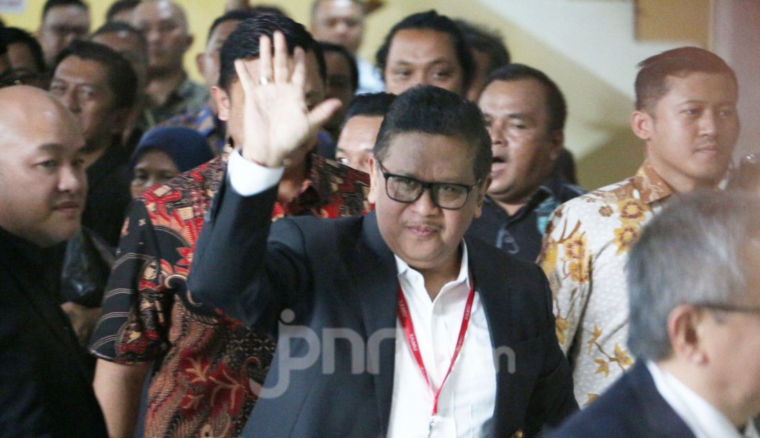 Tersangka kasus dugaan suap pergantian antarwaktu (PAW) dan Perintangan penyidikan Hasto Kristiyanto saat menjalani pemeriksaan di Gedung KPK Merah Putih, Jakarta, Senin (13/1). Hasto Kristiyanto diperiksa sebagai tersangka untuk kasus tersebut yang melibatkan Komisioner Komisi Pemilihan Umum (KPU) RI Wahyu Setiawan serta buronan KPK Harun Masiku. - JPNN.com