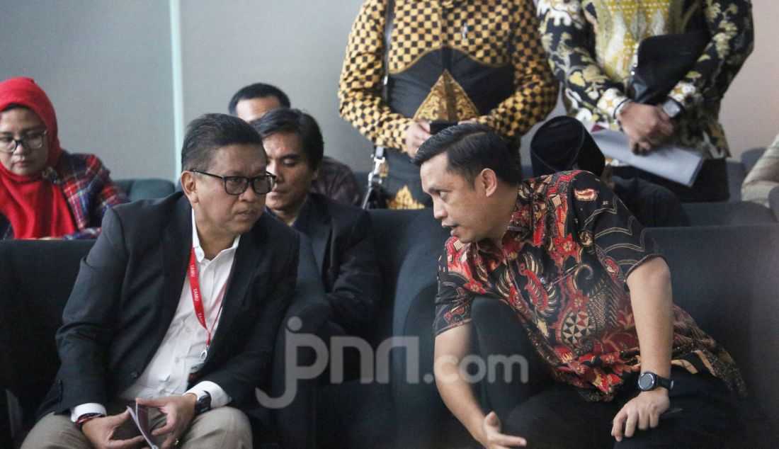 Tersangka kasus dugaan suap pergantian antarwaktu (PAW) dan Perintangan penyidikan Hasto Kristiyanto saat menjalani pemeriksaan di Gedung KPK Merah Putih, Jakarta, Senin (13/1). Hasto Kristiyanto diperiksa sebagai tersangka untuk kasus tersebut yang melibatkan Komisioner Komisi Pemilihan Umum (KPU) RI Wahyu Setiawan serta buronan KPK Harun Masiku. - JPNN.com