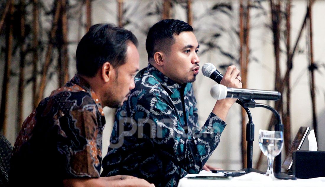 Peneliti senior LSI Denny JA, Adjie Alfaraby (kanan) didampingi moderator M Khotib memaparkan hasil temuan dan survei nasional bertema 