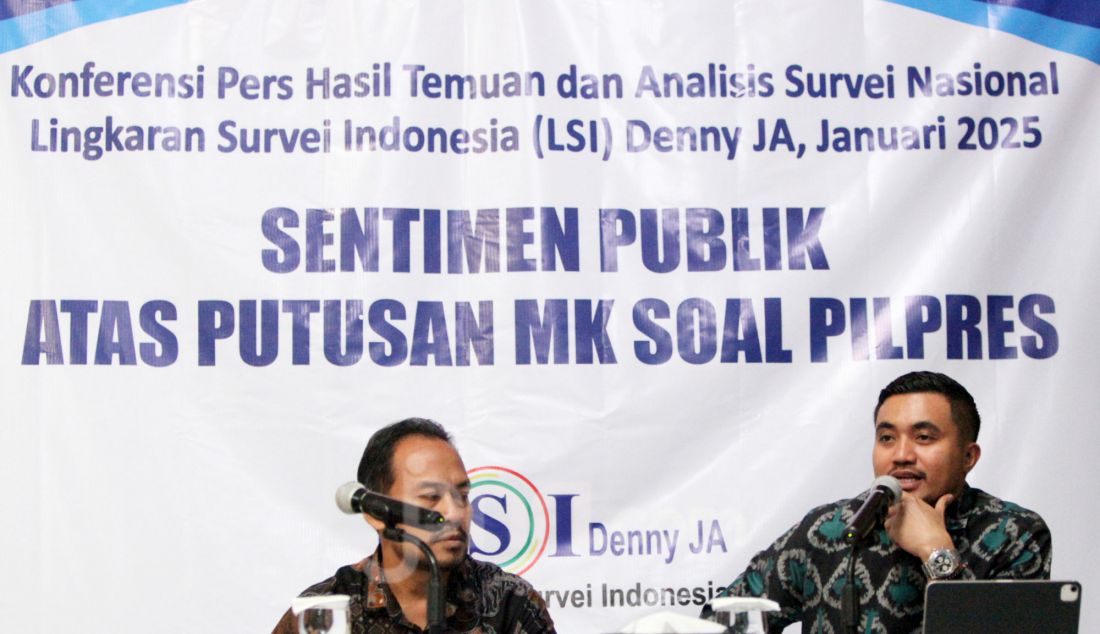 Peneliti senior LSI Denny JA, Adjie Alfaraby (kanan) didampingi moderator M Khotib memaparkan hasil temuan dan survei nasional bertema 