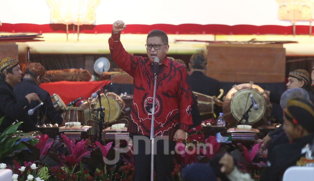 Sekjen PDI Perjuangan Hasto Kristiyanto saat acara wayangan 