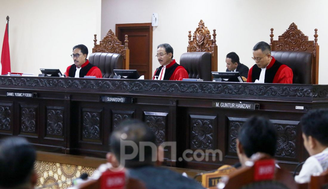 Ketua majelis hakim MK Suhartoyo saat memimpin sidang sengketa Pilkada 2024 Kabupaten Siak Provinsi Riaubdi Gedung MK, Jakarta, Senin (20/1). Sidang ini beragendakan mendengarkan keterangan termohon dan pihak terkait. - JPNN.com