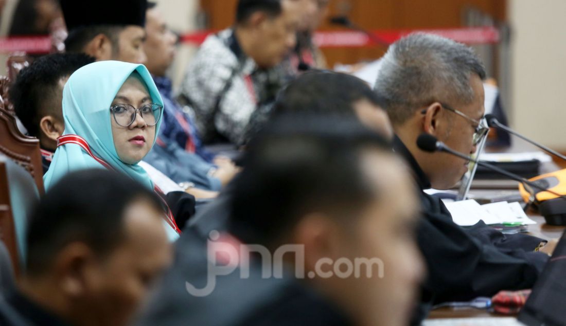 Pihak terkait calon Bupati Siak Provinsi Riau Afni Z saat menghadiri sidang sengketa Pilkada 2024 Kabupaten Siak Provinsi Riau di Gedung MK, Jakarta, Senin (20/1). Sidang ini beragendakan mendengarkan keterangan termohon dan pihak terkait. - JPNN.com