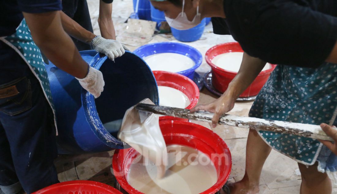 Warga menyelesaikan pembuatan kue keranjang di Rumah produksi Kue Keranjang Hoki di kawasan Sawangan, Depok, jawa Barat, Selasa (21/01). Jelang perayaan tahun baru Imlek, UMKM kue keranjang Hoki merekrut 70 warga sekitar untuk memenuhi permintaan kue keranjang sekitar 2000 kue keranjang/hari. Harga mulai dari Rp 15.000 - Rp. 110.000 sementara untuk kue keranjang susun Rp. 150.000 - Rp. 1.100.000. - JPNN.com