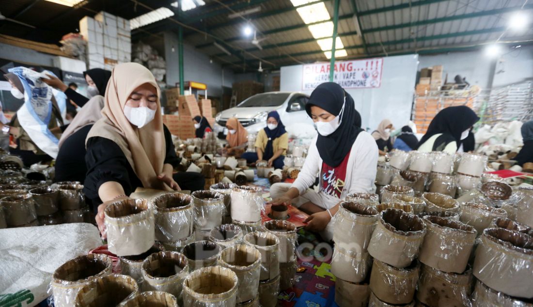 Warga menyelesaikan pembuatan kue keranjang di Rumah produksi Kue Keranjang Hoki di kawasan Sawangan, Depok, jawa Barat, Selasa (21/01). Jelang perayaan tahun baru Imlek, UMKM kue keranjang Hoki merekrut 70 warga sekitar untuk memenuhi permintaan kue keranjang sekitar 2000 kue keranjang/hari. Harga mulai dari Rp 15.000 - Rp. 110.000 sementara untuk kue keranjang susun Rp. 150.000 - Rp. 1.100.000. - JPNN.com