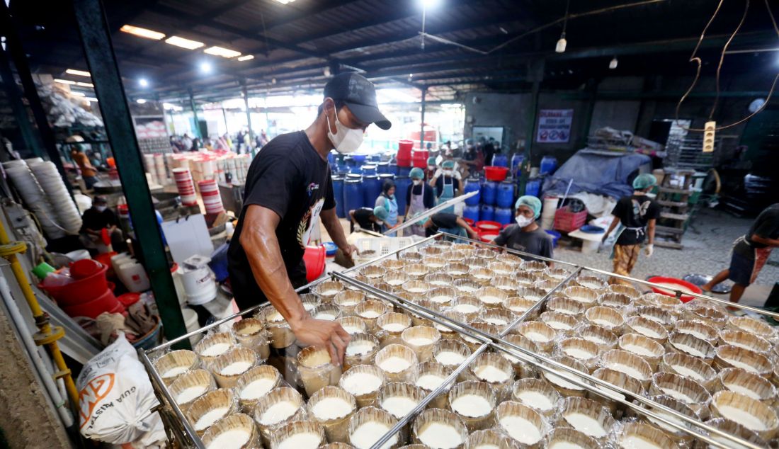 Warga menyelesaikan pembuatan kue keranjang di Rumah produksi Kue Keranjang Hoki di kawasan Sawangan, Depok, jawa Barat, Selasa (21/01). Jelang perayaan tahun baru Imlek, UMKM kue keranjang Hoki merekrut 70 warga sekitar untuk memenuhi permintaan kue keranjang sekitar 2000 kue keranjang/hari. Harga mulai dari Rp 15.000 - Rp. 110.000 sementara untuk kue keranjang susun Rp. 150.000 - Rp. 1.100.000. - JPNN.com