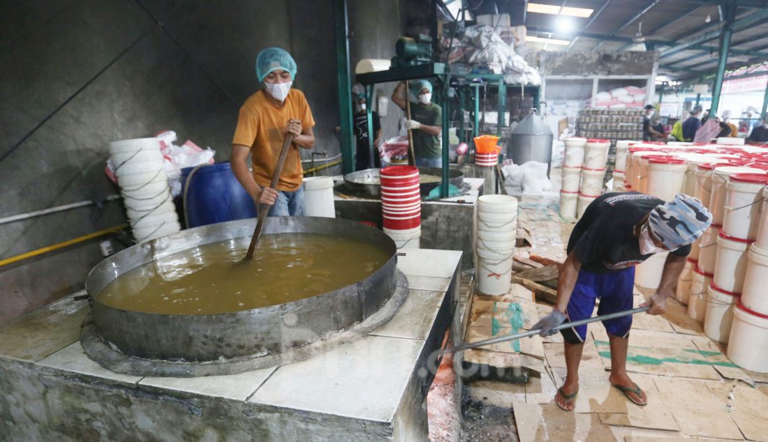 Warga menyelesaikan pembuatan kue keranjang di Rumah produksi Kue Keranjang Hoki di kawasan Sawangan, Depok, jawa Barat, Selasa (21/01). Jelang perayaan tahun baru Imlek, UMKM kue keranjang Hoki merekrut 70 warga sekitar untuk memenuhi permintaan kue keranjang sekitar 2000 kue keranjang/hari. Harga mulai dari Rp 15.000 - Rp. 110.000 sementara untuk kue keranjang susun Rp. 150.000 - Rp. 1.100.000. - JPNN.com