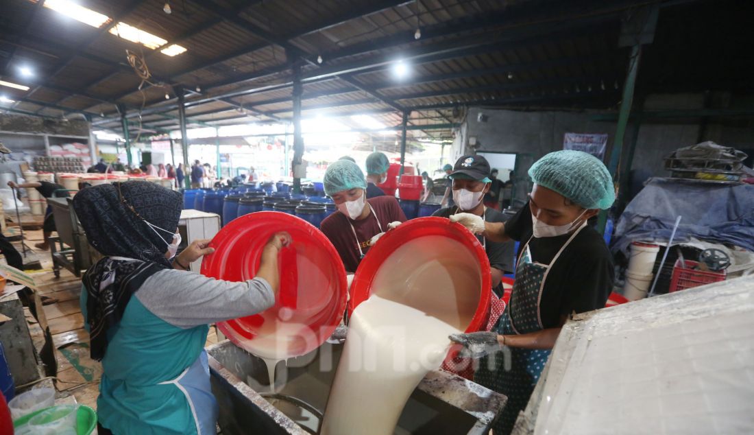 Warga menyelesaikan pembuatan kue keranjang di Rumah produksi Kue Keranjang Hoki di kawasan Sawangan, Depok, jawa Barat, Selasa (21/01). Jelang perayaan tahun baru Imlek, UMKM kue keranjang Hoki merekrut 70 warga sekitar untuk memenuhi permintaan kue keranjang sekitar 2000 kue keranjang/hari. Harga mulai dari Rp 15.000 - Rp. 110.000 sementara untuk kue keranjang susun Rp. 150.000 - Rp. 1.100.000. - JPNN.com