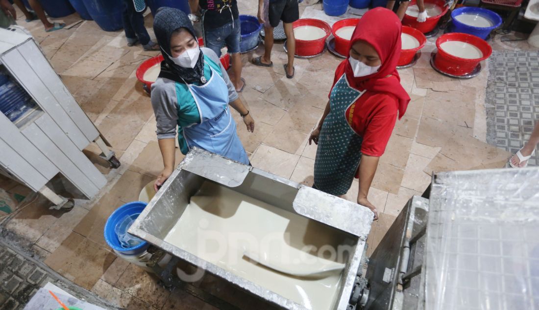 Warga menyelesaikan pembuatan kue keranjang di Rumah produksi Kue Keranjang Hoki di kawasan Sawangan, Depok, jawa Barat, Selasa (21/01). Jelang perayaan tahun baru Imlek, UMKM kue keranjang Hoki merekrut 70 warga sekitar untuk memenuhi permintaan kue keranjang sekitar 2000 kue keranjang/hari. Harga mulai dari Rp 15.000 - Rp. 110.000 sementara untuk kue keranjang susun Rp. 150.000 - Rp. 1.100.000. - JPNN.com