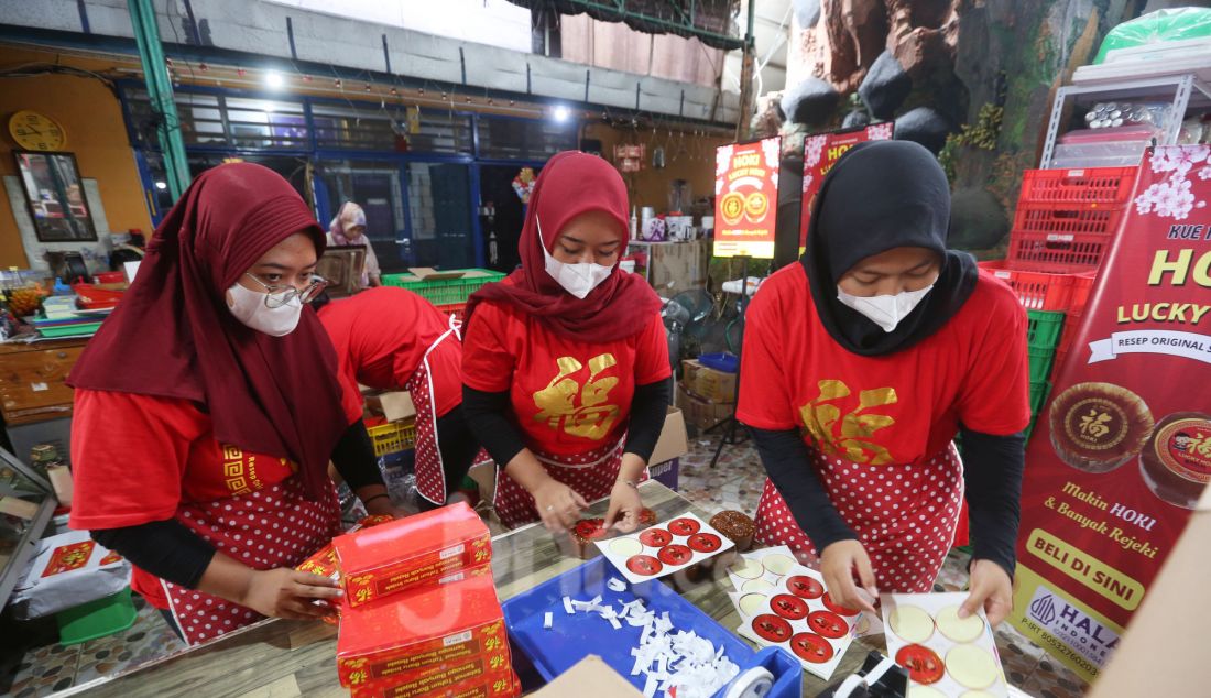 Warga menyelesaikan pembuatan kue keranjang di Rumah produksi Kue Keranjang Hoki di kawasan Sawangan, Depok, jawa Barat, Selasa (21/01). Jelang perayaan tahun baru Imlek, UMKM kue keranjang Hoki merekrut 70 warga sekitar untuk memenuhi permintaan kue keranjang sekitar 2000 kue keranjang/hari. Harga mulai dari Rp 15.000 - Rp. 110.000 sementara untuk kue keranjang susun Rp. 150.000 - Rp. 1.100.000. - JPNN.com