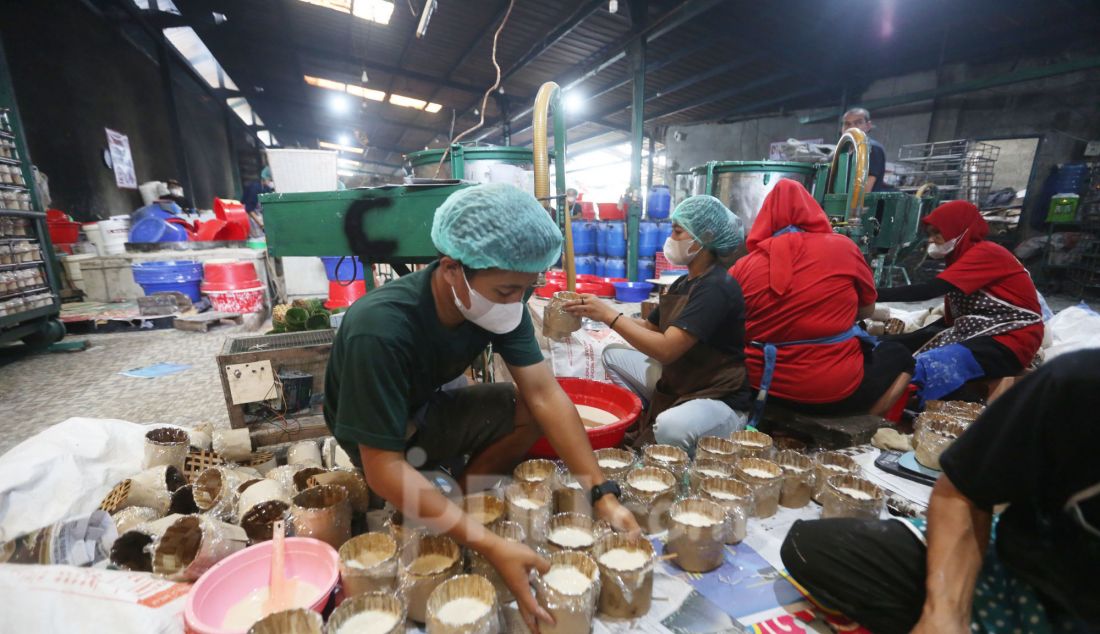 Warga menyelesaikan pembuatan kue keranjang di Rumah produksi Kue Keranjang Hoki di kawasan Sawangan, Depok, jawa Barat, Selasa (21/01). Jelang perayaan tahun baru Imlek, UMKM kue keranjang Hoki merekrut 70 warga sekitar untuk memenuhi permintaan kue keranjang sekitar 2000 kue keranjang/hari. Harga mulai dari Rp 15.000 - Rp. 110.000 sementara untuk kue keranjang susun Rp. 150.000 - Rp. 1.100.000. - JPNN.com