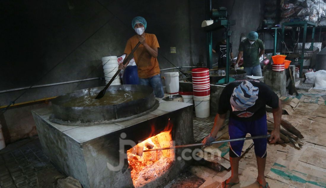 Warga menyelesaikan pembuatan kue keranjang di Rumah produksi Kue Keranjang Hoki di kawasan Sawangan, Depok, jawa Barat, Selasa (21/01). Jelang perayaan tahun baru Imlek, UMKM kue keranjang Hoki merekrut 70 warga sekitar untuk memenuhi permintaan kue keranjang sekitar 2000 kue keranjang/hari. Harga mulai dari Rp 15.000 - Rp. 110.000 sementara untuk kue keranjang susun Rp. 150.000 - Rp. 1.100.000. - JPNN.com