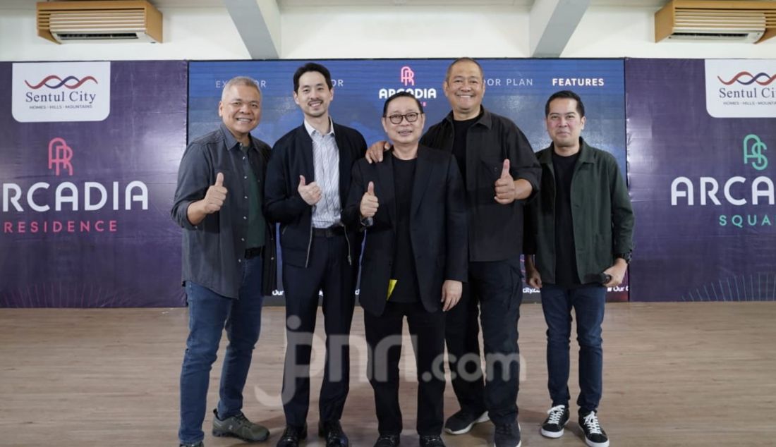 Kiri: Deputy Director Handy Nawawi, Dir. Marketing Timotius Thendean, Dir. Sales Hartan Gunadi, Dir. Marketing Andreas Nawawi dan GM Sales Club Herman Putra Simanjuntak dalam acara launching Arcadia. produk terbaru yang dirancang sebagai hunian dan area komersial berkonsep eco-modern. - JPNN.com