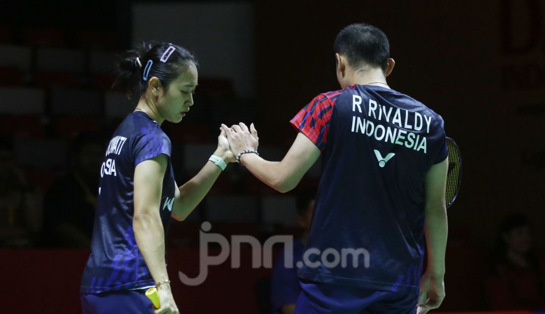 Ganda campuran Indonesia Rinov Rivaldy/Lisa Ayu Kusumawati saat bertanding melawan Yang Po-Hsuan/Hu Ling Fang (Taiwan) pada 32 Besar Daihatsu Indonesia Masters 2025 di Istora Senayan, Jakarta, Rabu (22/1). Rinov/Lisa menang 21-23, 21-17 dan 21-17. - JPNN.com