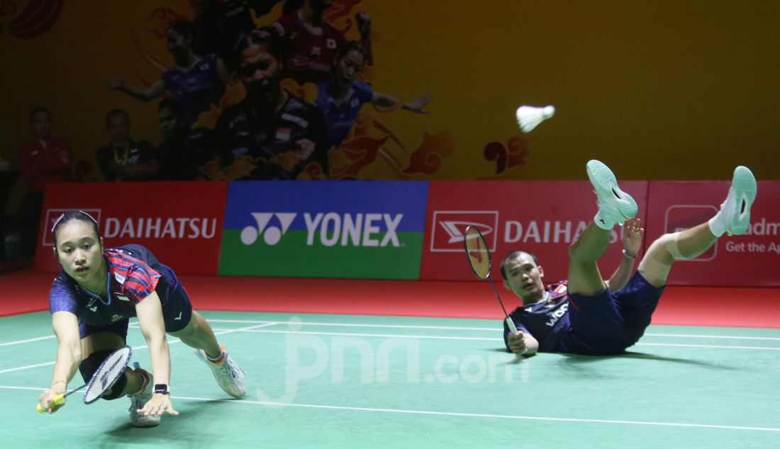 Ganda campuran Indonesia Rinov Rivaldy/Lisa Ayu Kusumawati saat bertanding melawan Yang Po-Hsuan/Hu Ling Fang (Taiwan) pada 32 Besar Daihatsu Indonesia Masters 2025 di Istora Senayan, Jakarta, Rabu (22/1). Rinov/Lisa menang 21-23, 21-17 dan 21-17. - JPNN.com