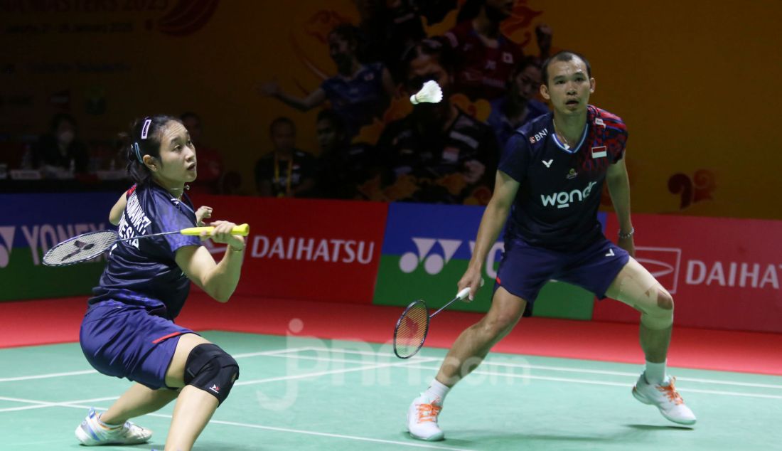 Ganda campuran Indonesia Rinov Rivaldy/Lisa Ayu Kusumawati saat bertanding melawan Yang Po-Hsuan/Hu Ling Fang (Taiwan) pada 32 Besar Daihatsu Indonesia Masters 2025 di Istora Senayan, Jakarta, Rabu (22/1). Rinov/Lisa menang 21-23, 21-17 dan 21-17. - JPNN.com