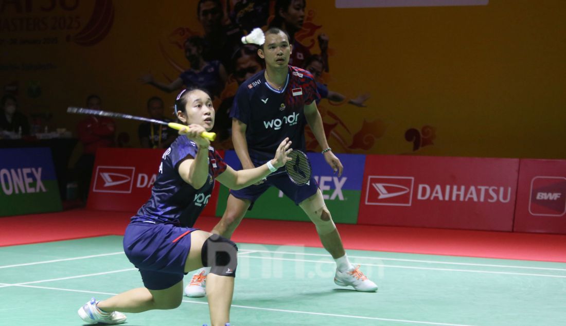 Ganda campuran Indonesia Rinov Rivaldy/Lisa Ayu Kusumawati saat bertanding melawan Yang Po-Hsuan/Hu Ling Fang (Taiwan) pada 32 Besar Daihatsu Indonesia Masters 2025 di Istora Senayan, Jakarta, Rabu (22/1). Rinov/Lisa menang 21-23, 21-17 dan 21-17. - JPNN.com