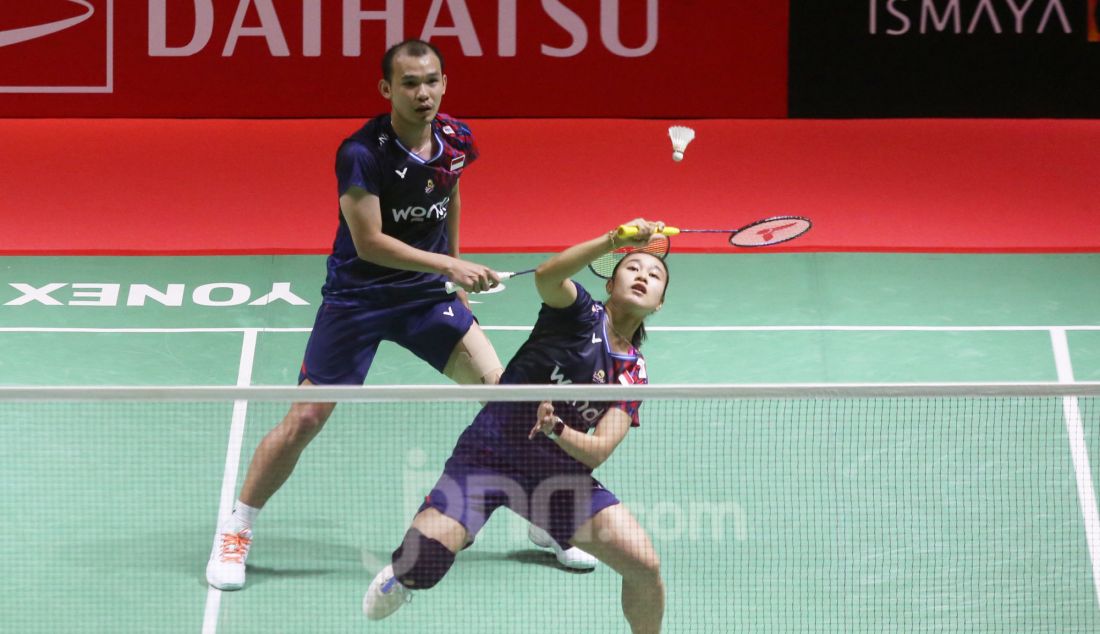 Ganda campuran Indonesia Rinov Rivaldy/Lisa Ayu Kusumawati saat bertanding melawan Yang Po-Hsuan/Hu Ling Fang (Taiwan) pada 32 Besar Daihatsu Indonesia Masters 2025 di Istora Senayan, Jakarta, Rabu (22/1). Rinov/Lisa menang 21-23, 21-17 dan 21-17. - JPNN.com