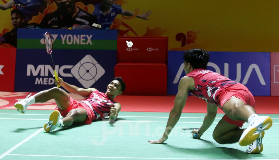 Ganda putra Indonesia Daniel Marthin dan Muhammad Shohibul Fikri saat bertanding melawan wakil Korea Selatan Jin Yong dan Seo Seung Jae pada 32 Besar Daihatsu Indonesia Masters 2025 di Istora Senayan, Jakarta, Rabu (22/1). Marthin/Fikri melaju ke 16 Besar seusai menang dengan skor 21-14, 21-19. - JPNN.com